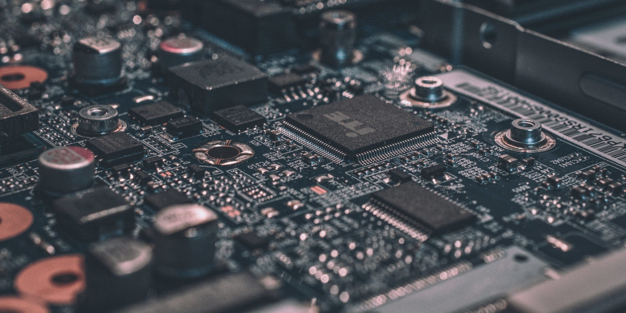 photo-1518770660439-4636190af475